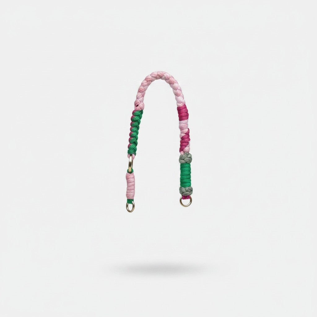 Anse de sac La Stella Juicy Gemma en cordon polyester tressé fuchsia et vert émeraude avec finitions métalliques.
