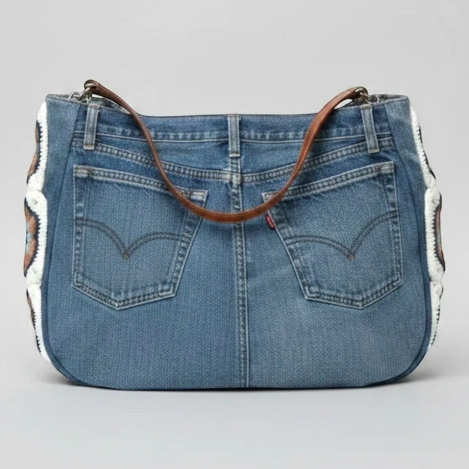 La Stella cabas en jean upcyclé bleu avec granny squares crochetés caramel, bleu et écru. Anses et soufflet en cuir.