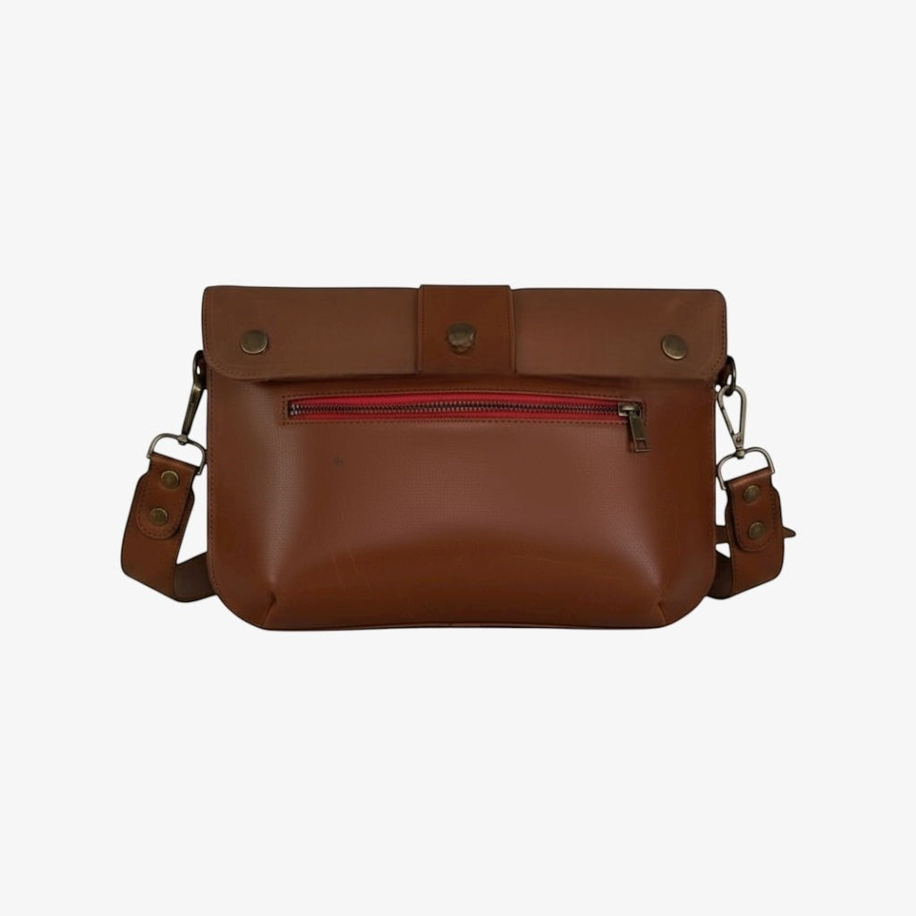 La Stella Rabat Baby Thara sac bandoulière en cuir marron glacé avec boucle résine et doublure rouge
